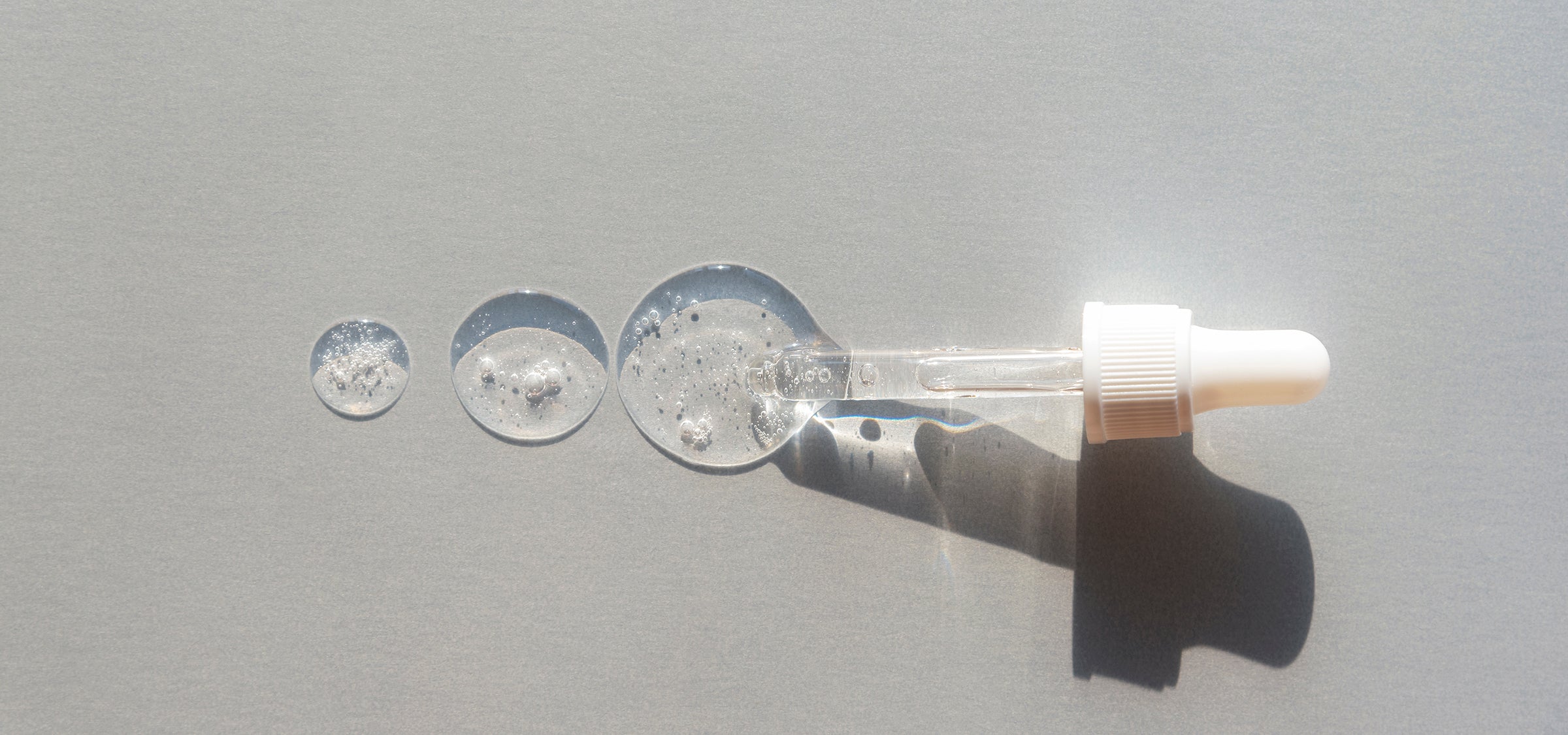 Pipette mit Kollagen-Serum.