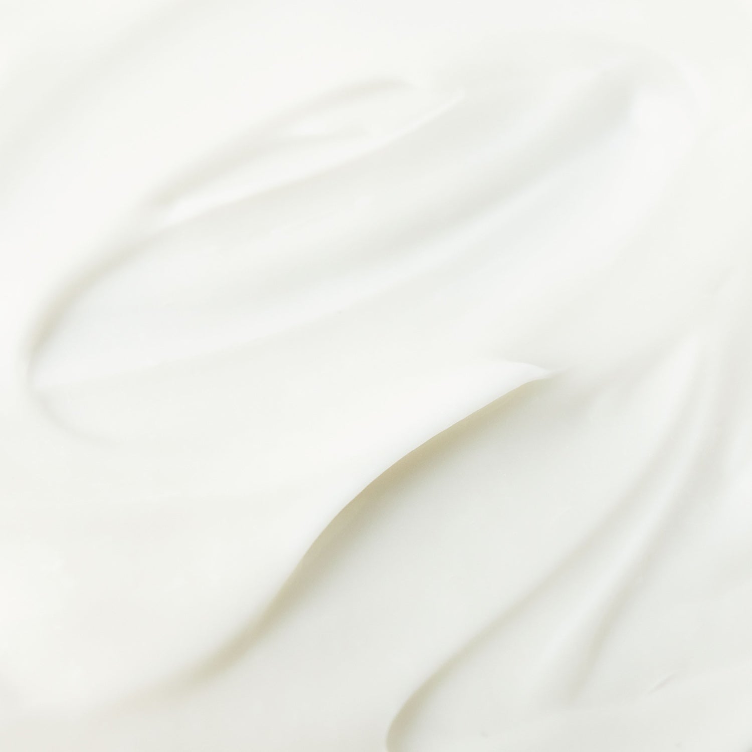 Santaverde Age Protect Cream Textur – Detailaufnahme der reichhaltigen Anti-Aging Gesichtscreme Textur mit Aloe Vera und pflanzlichen Antioxidantien auf hellem Hintergrund.