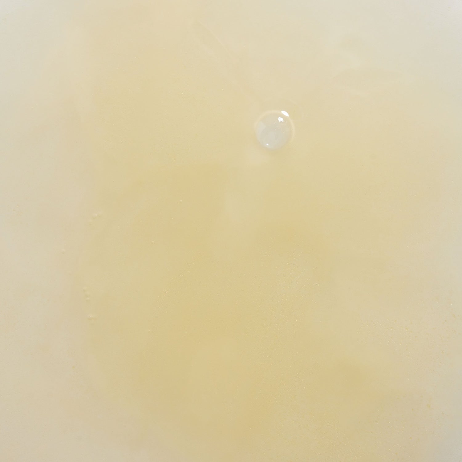 Santaverde Bakuchiol Drops – Texturbild des natürlichen Anti-Aging Serums mit Aloe Vera und Bakuchiol, zarte Tropfen auf hellem Hintergrund, glättende und regenerierende Wirkung.