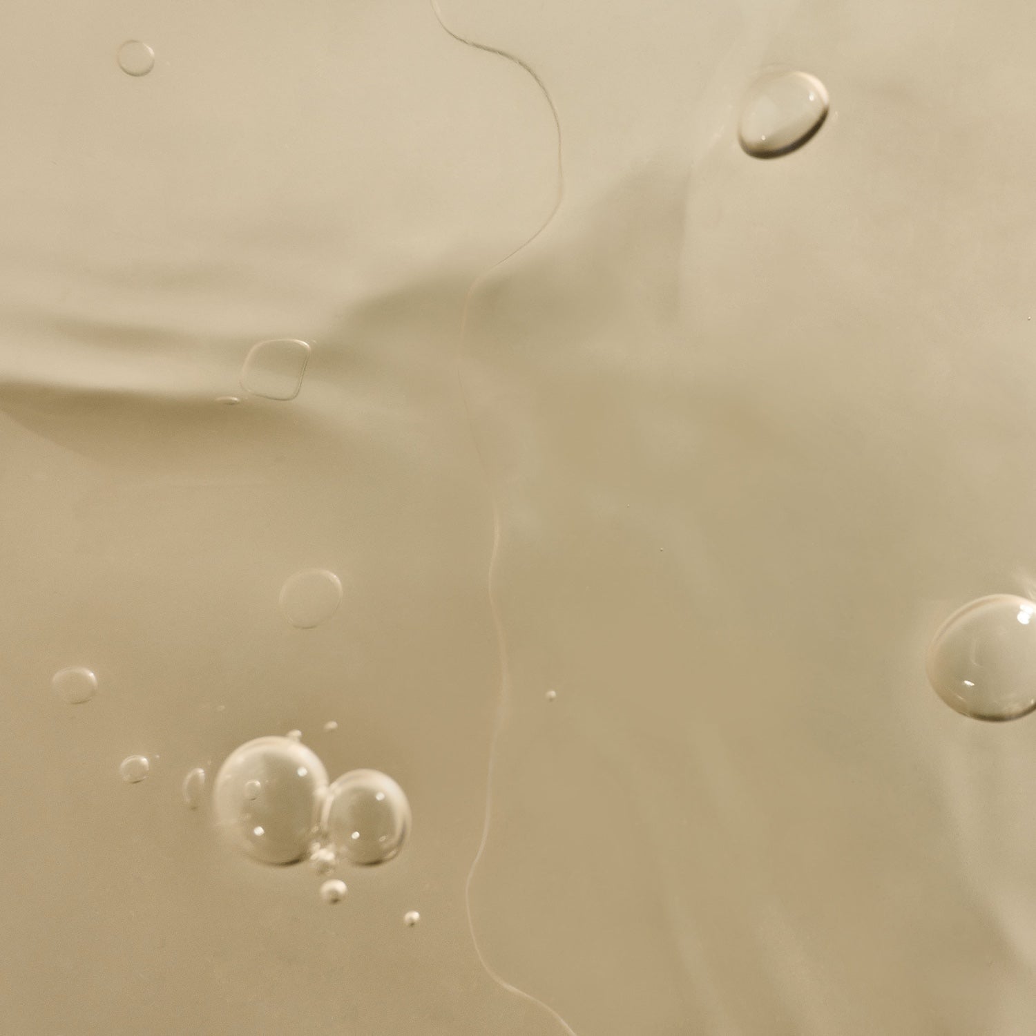 Santaverde Aloepur – Texturbild des reinen Aloe Vera Direktsafts, flüssige Konsistenz als Symbol für natürliche Inhaltsstoffe in innerer Pflege