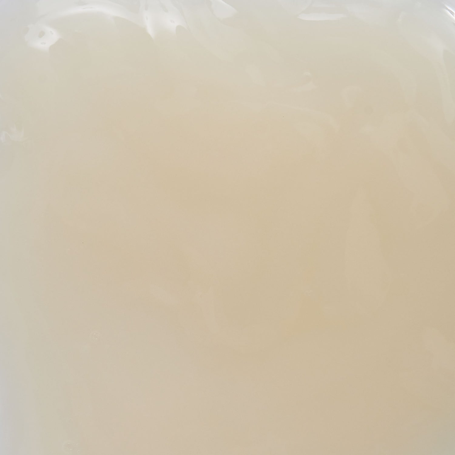 Santaverde Pure Anti-Spot Gel – parfümfreies Naturkosmetik-Gel mit Aloe Vera zur punktuellen Anwendung bei Unreinheiten, transparente Geltextur stilvoll präsentiert