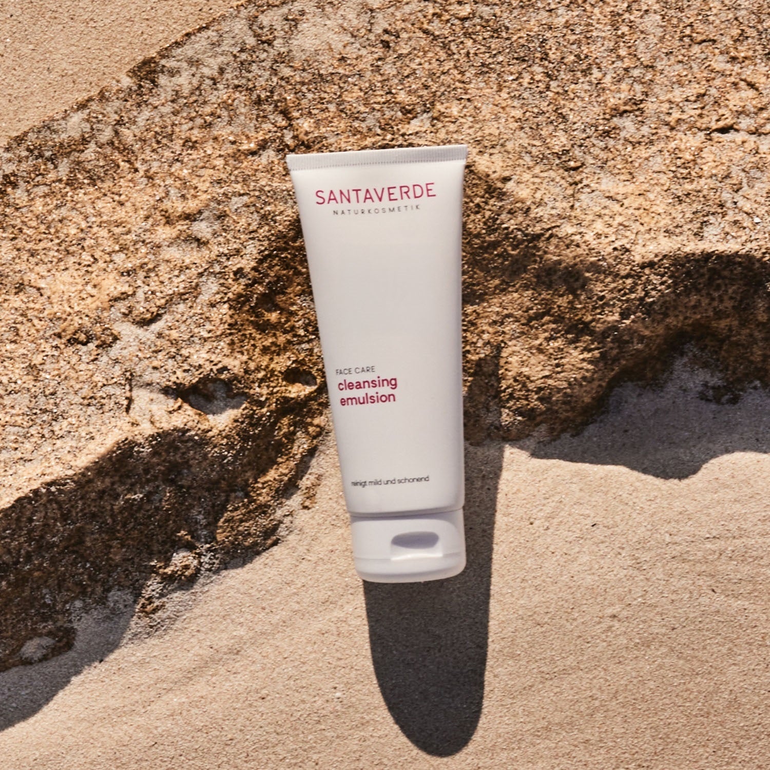 Santaverde Cleansing Emulsion für eine milde Gesichtsreinigung auf emotionalem Hintergrund