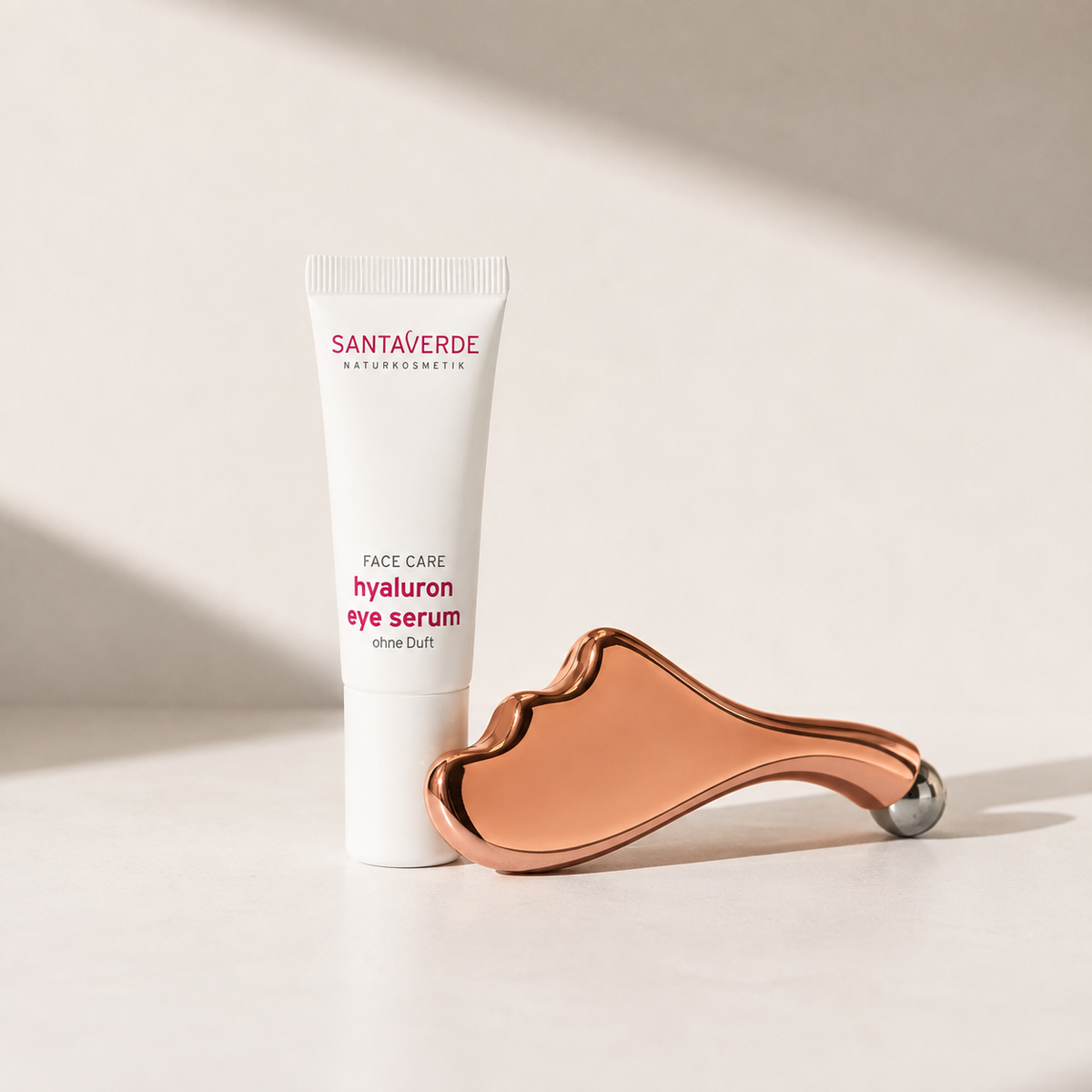 Santaverde De-Puff Eye Duo mit hyaluron eye serum und kühlendem Augenmassage Tool.