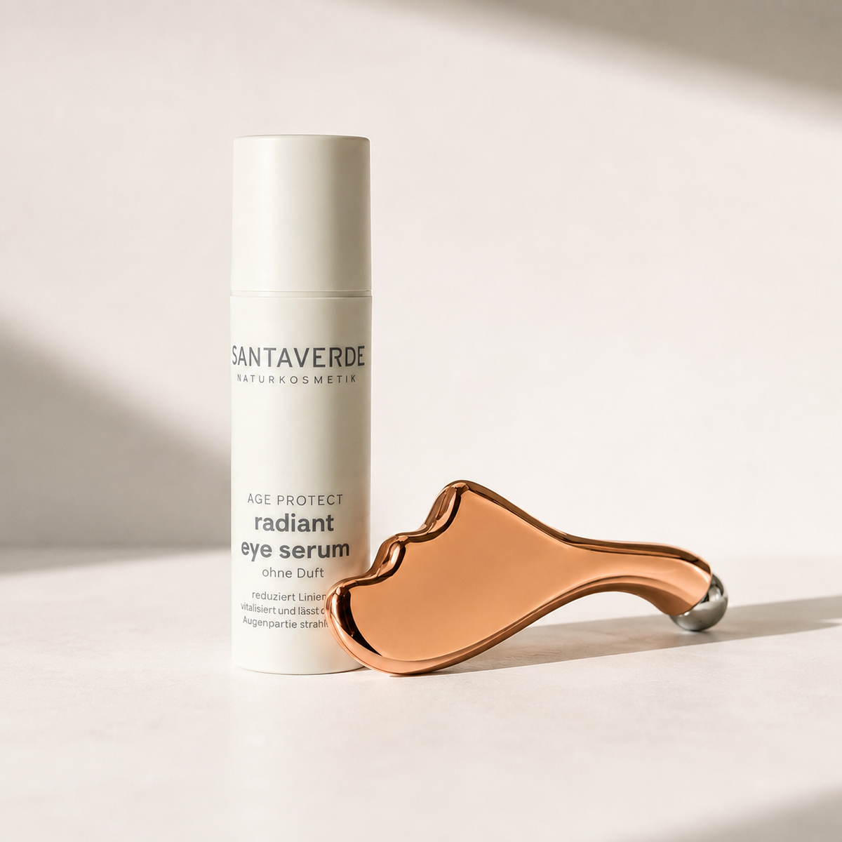 Santaverde radiant eye serum und Augenroller als Duo