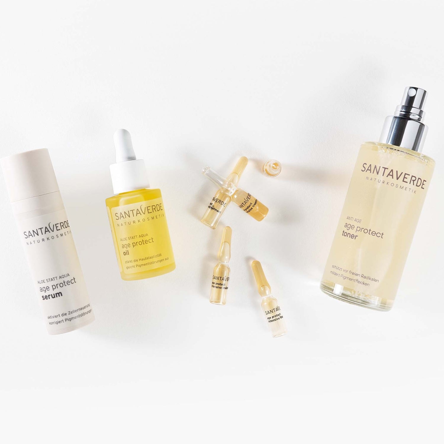 Santaverde Age Protect Serie – Anti-Aging Naturkosmetik Pflegeprodukte wie Creme, Serum, Toner und Ampulle stilvoll arrangiert