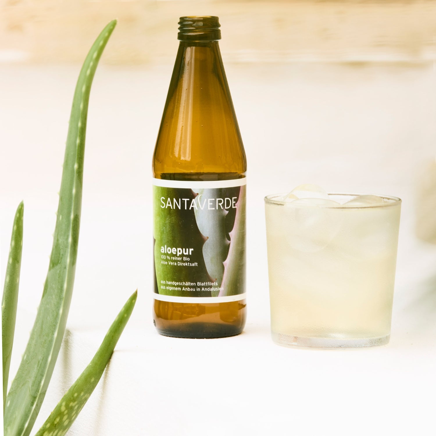 Flaschche und Glas mit reinem Aloe Vera Gel – natürliche Feuchtigkeitspflege und Beruhigung für die Haut von Santaverde