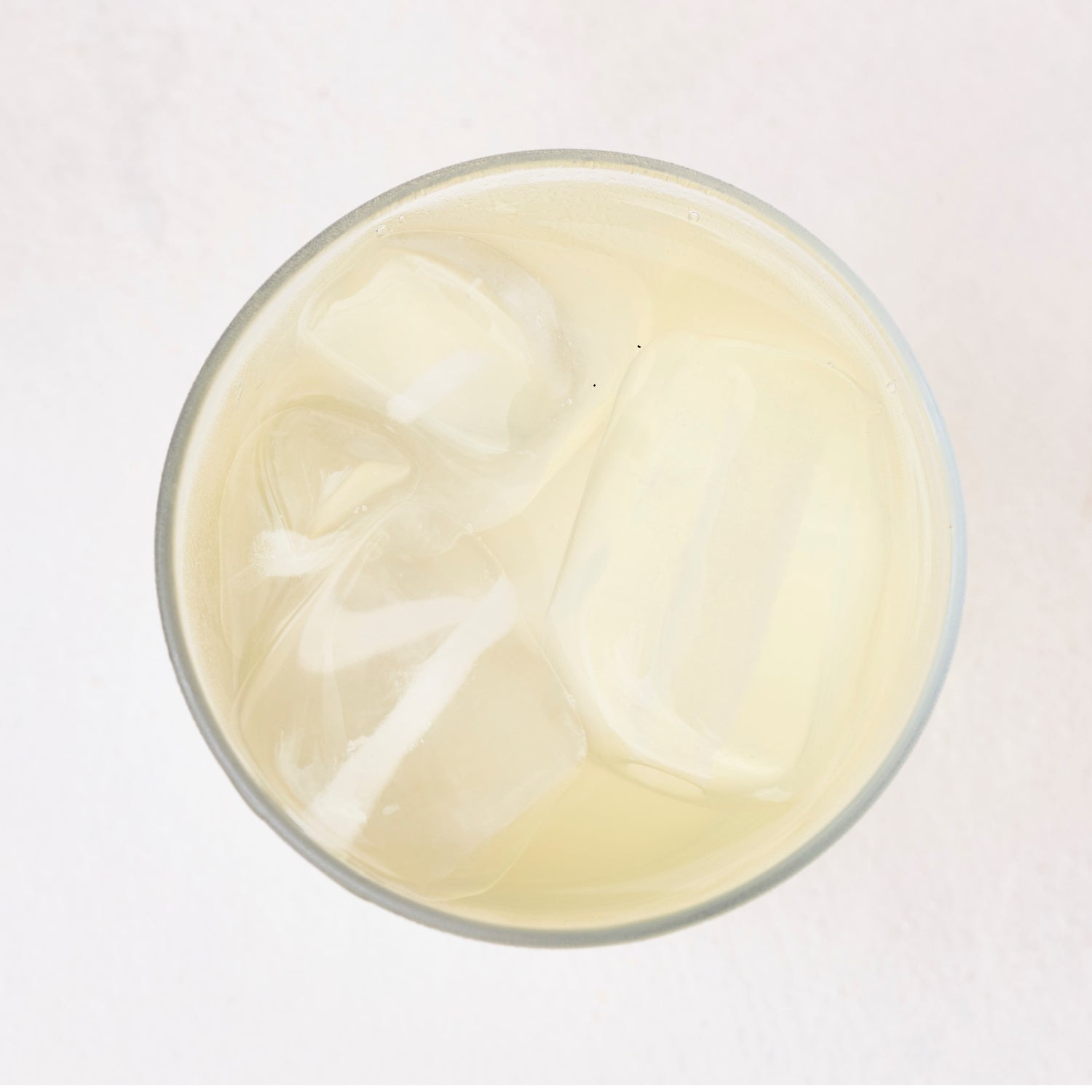 Santaverde aloepur Aloe Vera Saft im Glas mit Eiswürfeln