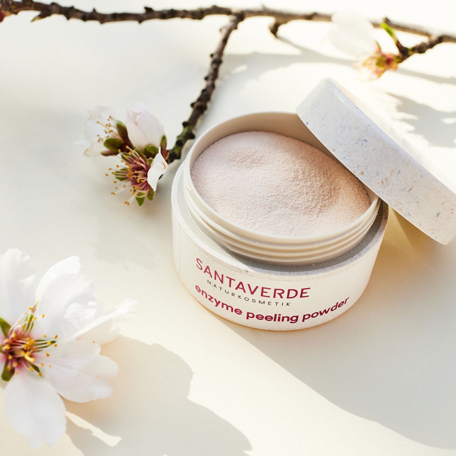 Santaverde enzym peeling powder in Frühlings-Atmosphäre