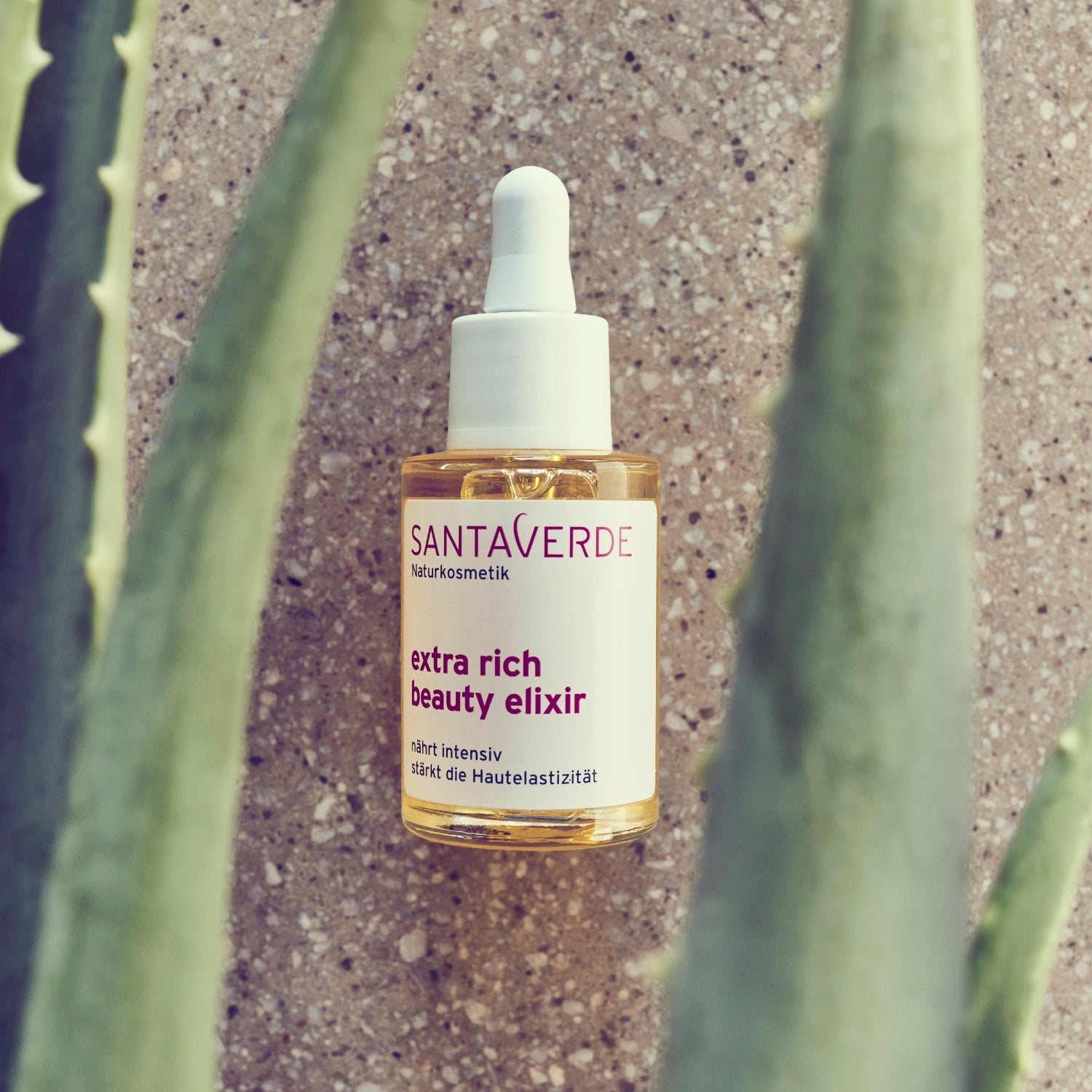 Santaverde Extra Rich Beauty Elixir – Aloe Vera Naturkosmetik Gesichtsöl für trockene Haut, Glasflasche stilvoll und warm arrangiert