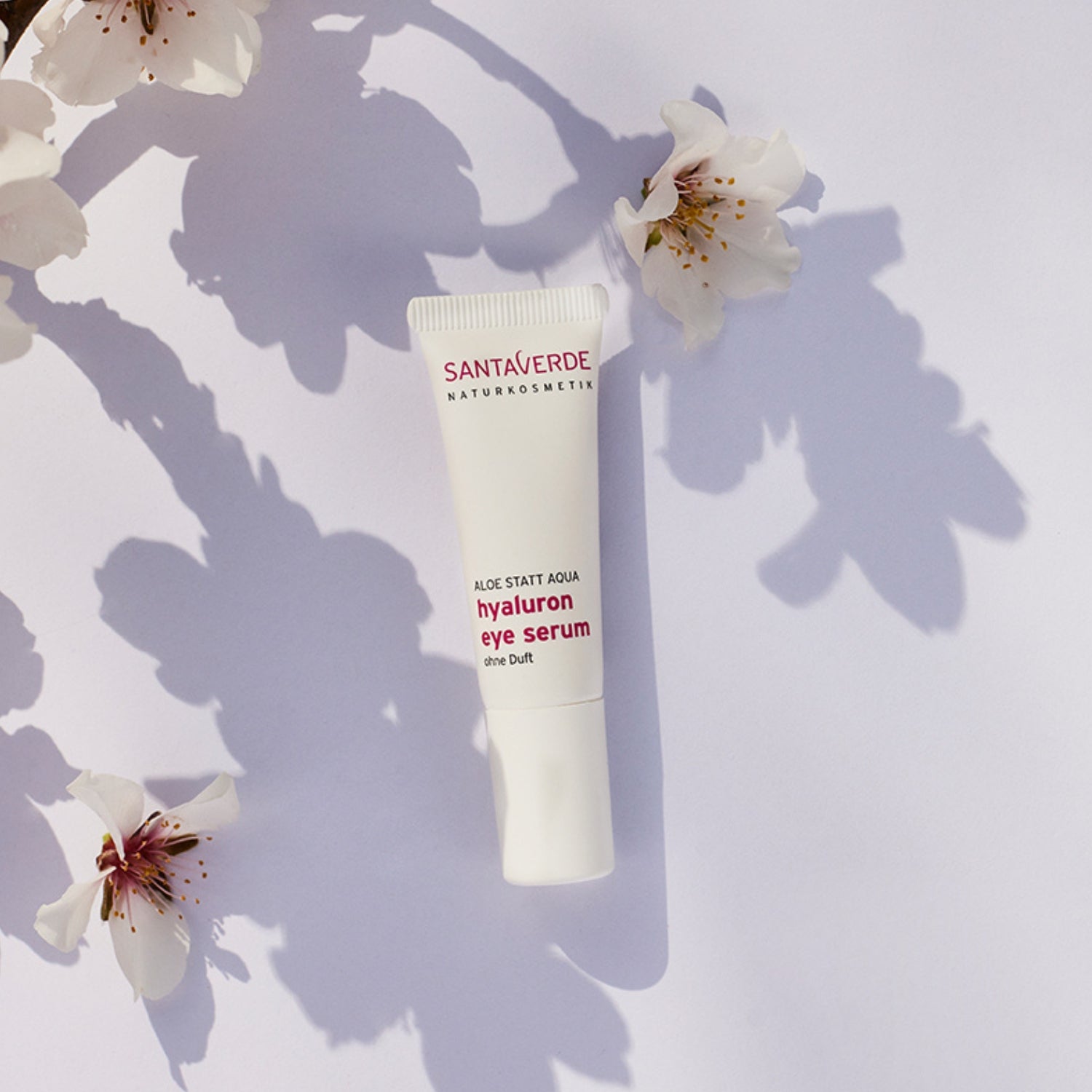 Santaverde Hyaluron Eye Serum – natürliche Anti-Aging Augenpflege mit Aloe Vera und Hyaluronsäure, minimalistisch arrangiert
