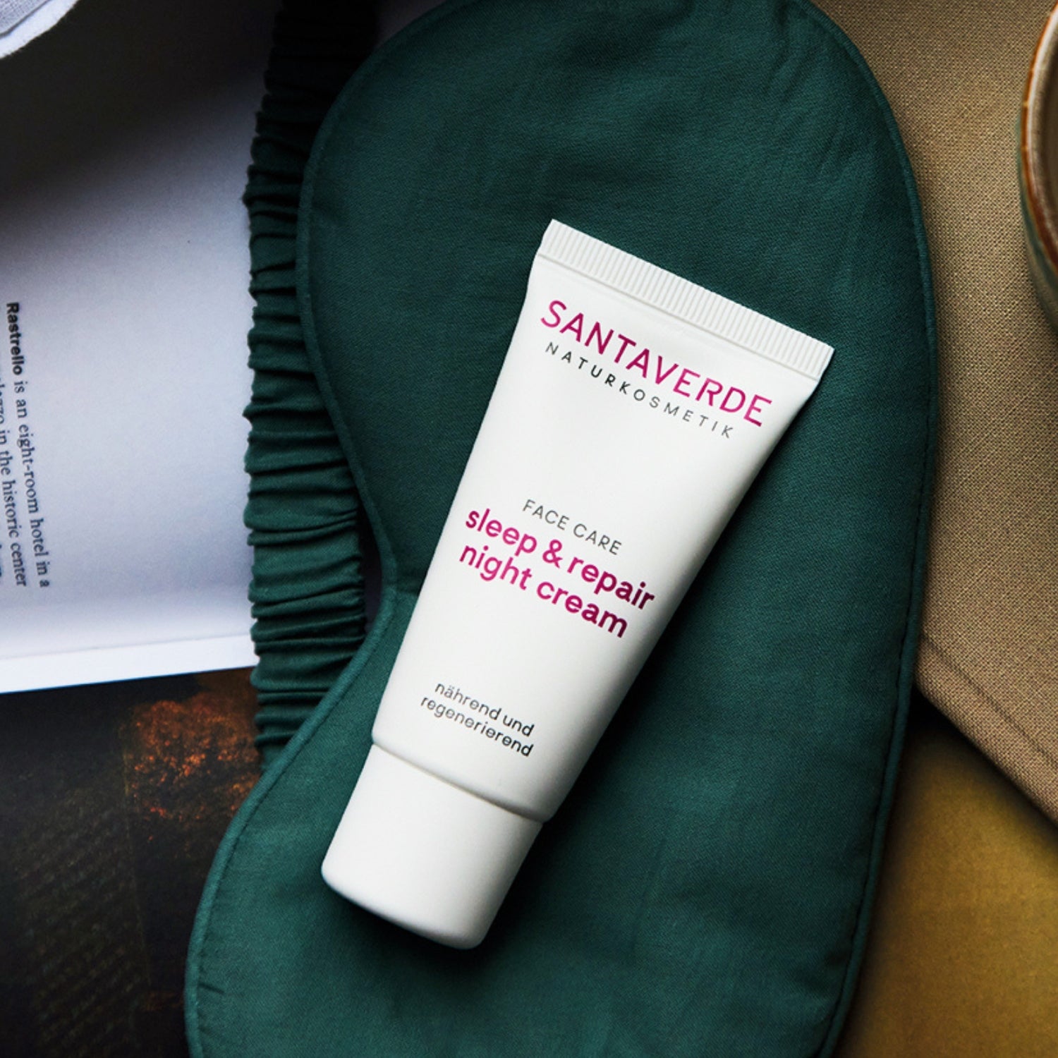 Santaverde Kampagnenbilr sleep & repair nicht cream mit Schlafmaske