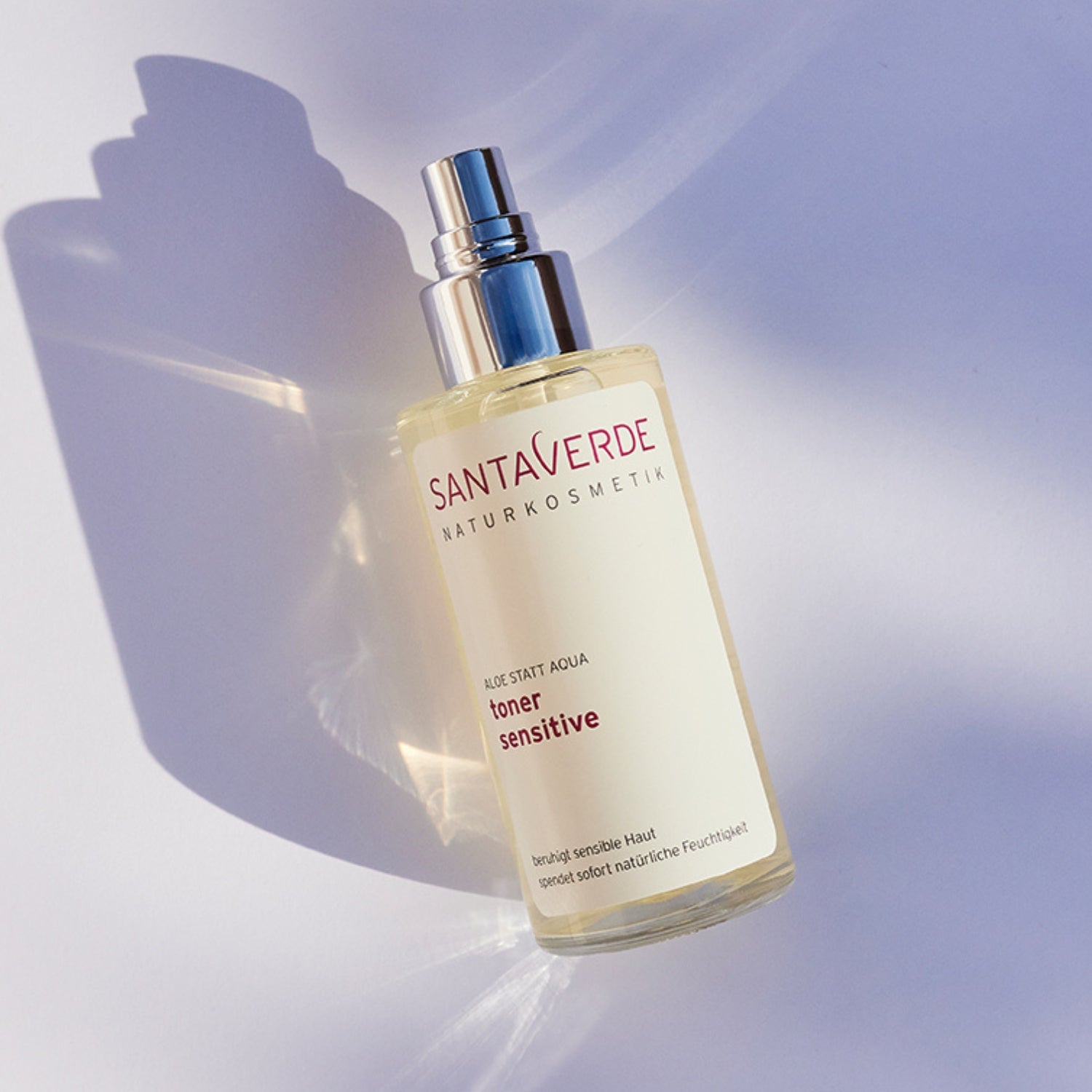 Santaverde Toner Sensitive – Aloe Vera Naturkosmetik Gesichtstonikum für empfindliche Haut, minimalistisch präsentierte weiße 100 ml Sprühflasche
