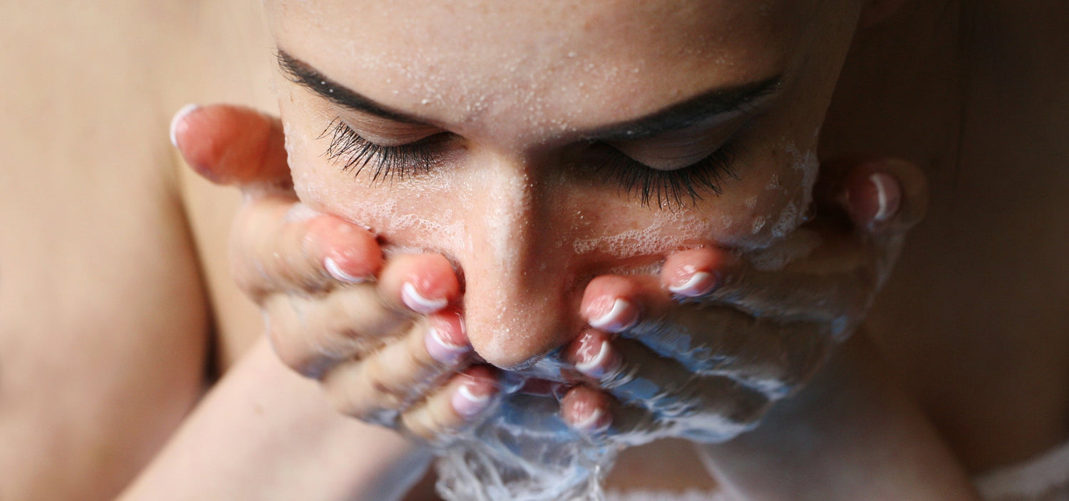 Frau_reinigt_Gesicht