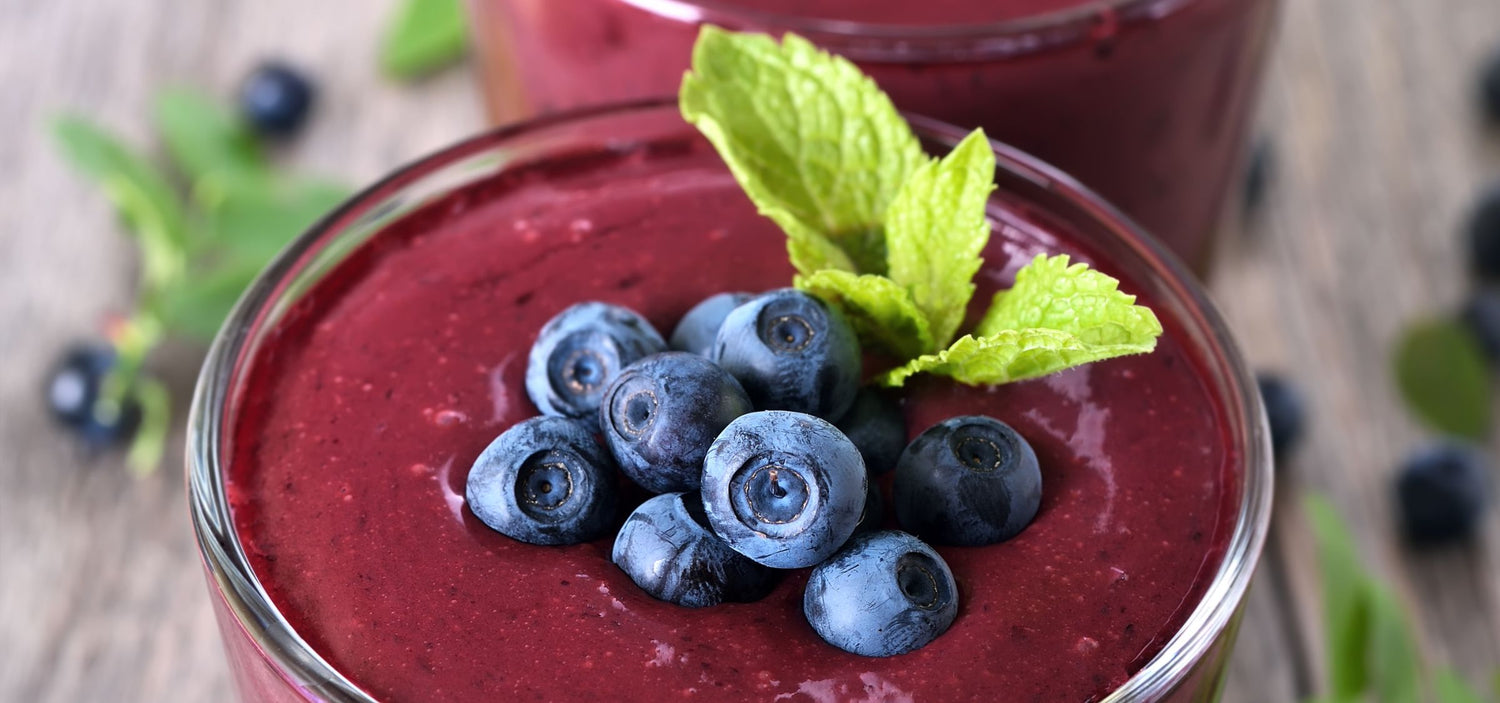 Glas mit Beeren und Smoothie