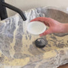 Model bei der Anwendung des enzym peeling powders von Santaverde Naturkosmetik mit einem Pinsel – sanftes, natürliches Gesichtspeeling 