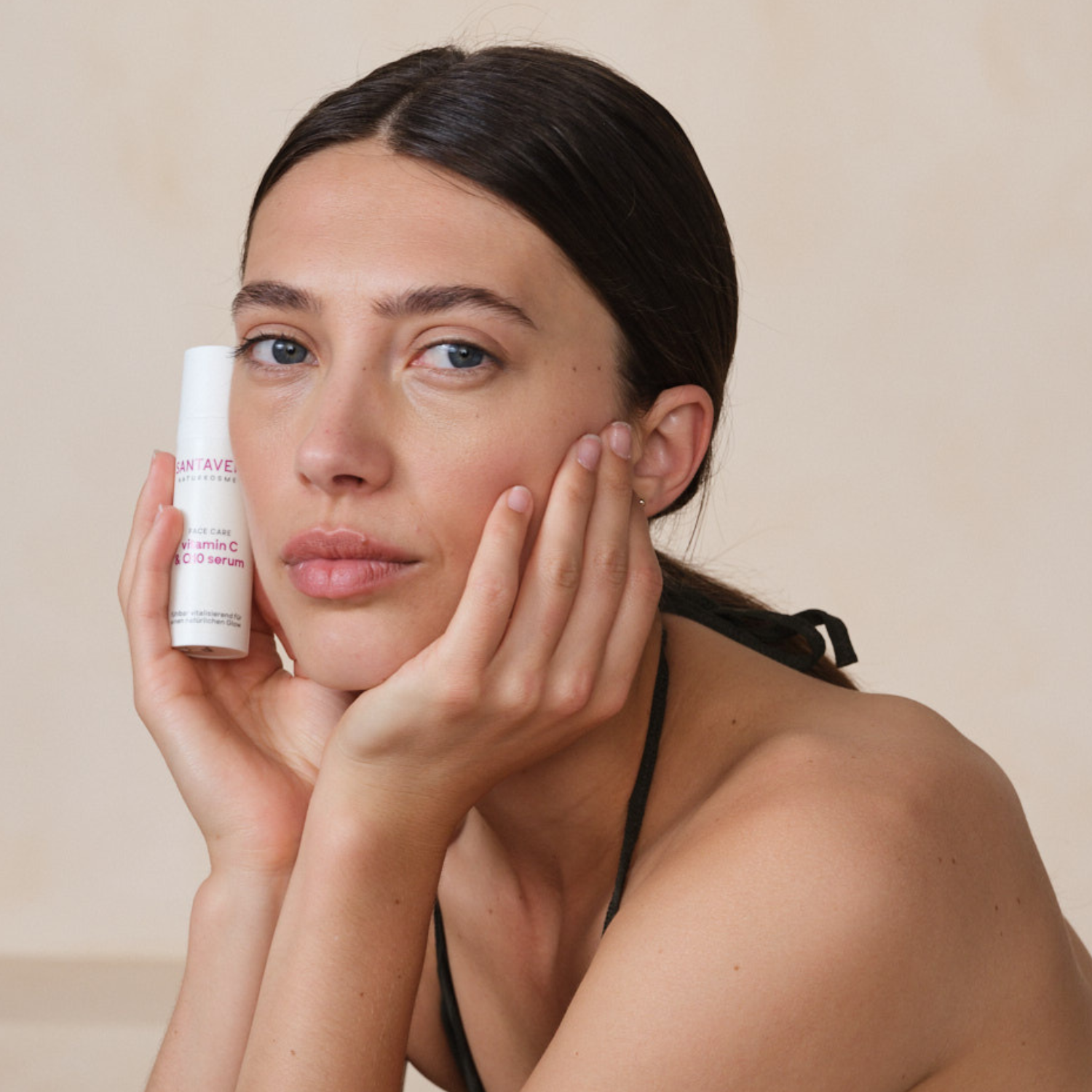 Das Santaverde vitamin C & Q10 serum bringt deine Haut zum Strahlen.